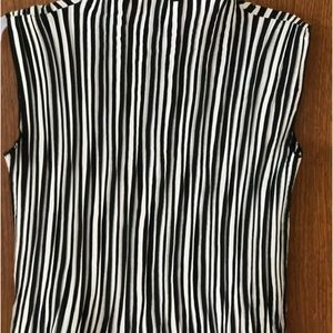 Black & white top with modified turtle neck effect. Mini pleats-does not wrinkle